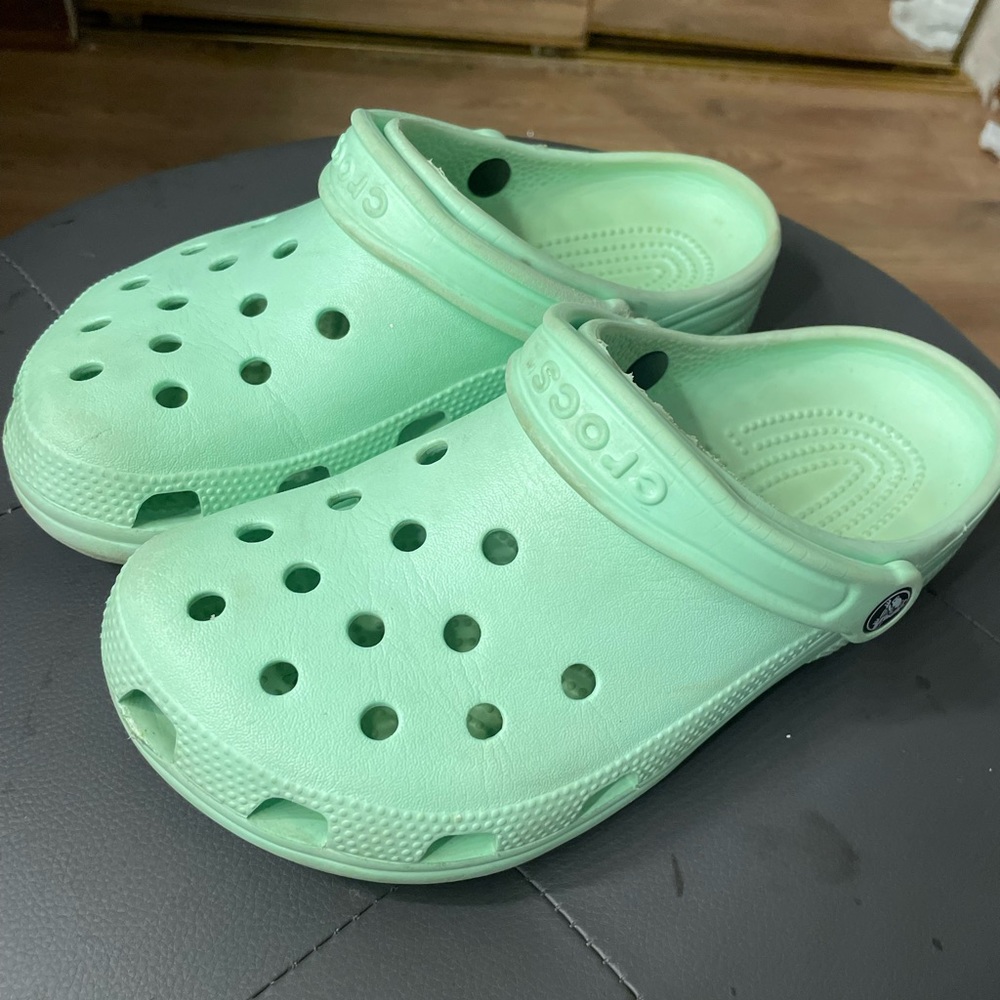 Neo Mint Crocs Size 7 in Women’s